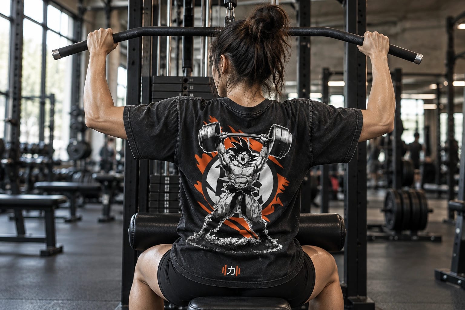 Polera Ganbaru gris lavado puesta en el gimnasio.