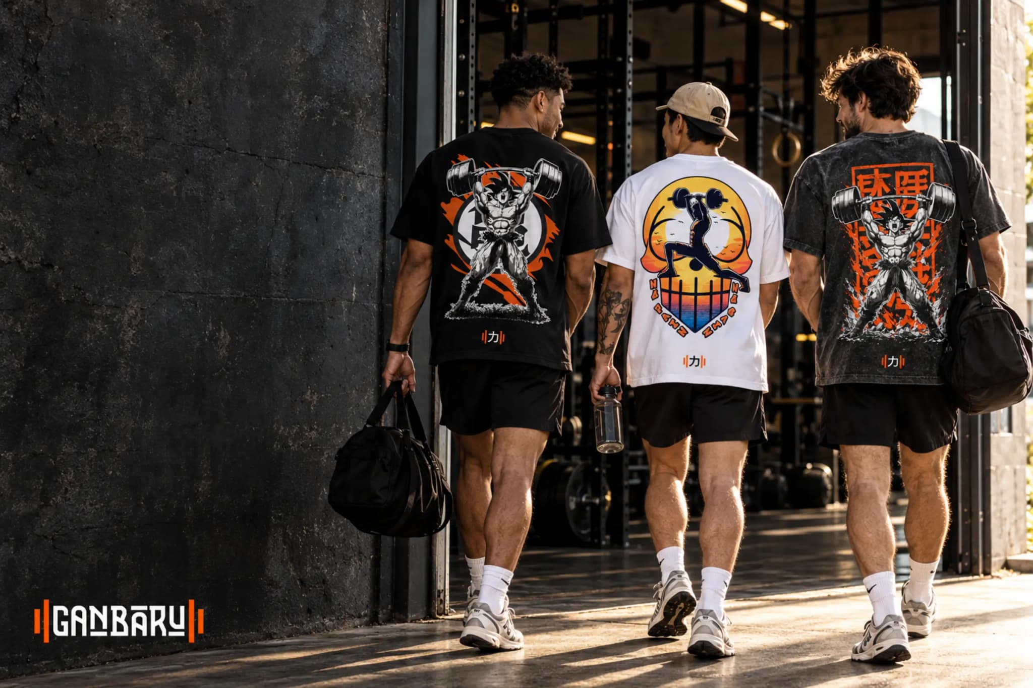 Poleras Ganbaru en un gimnasio.