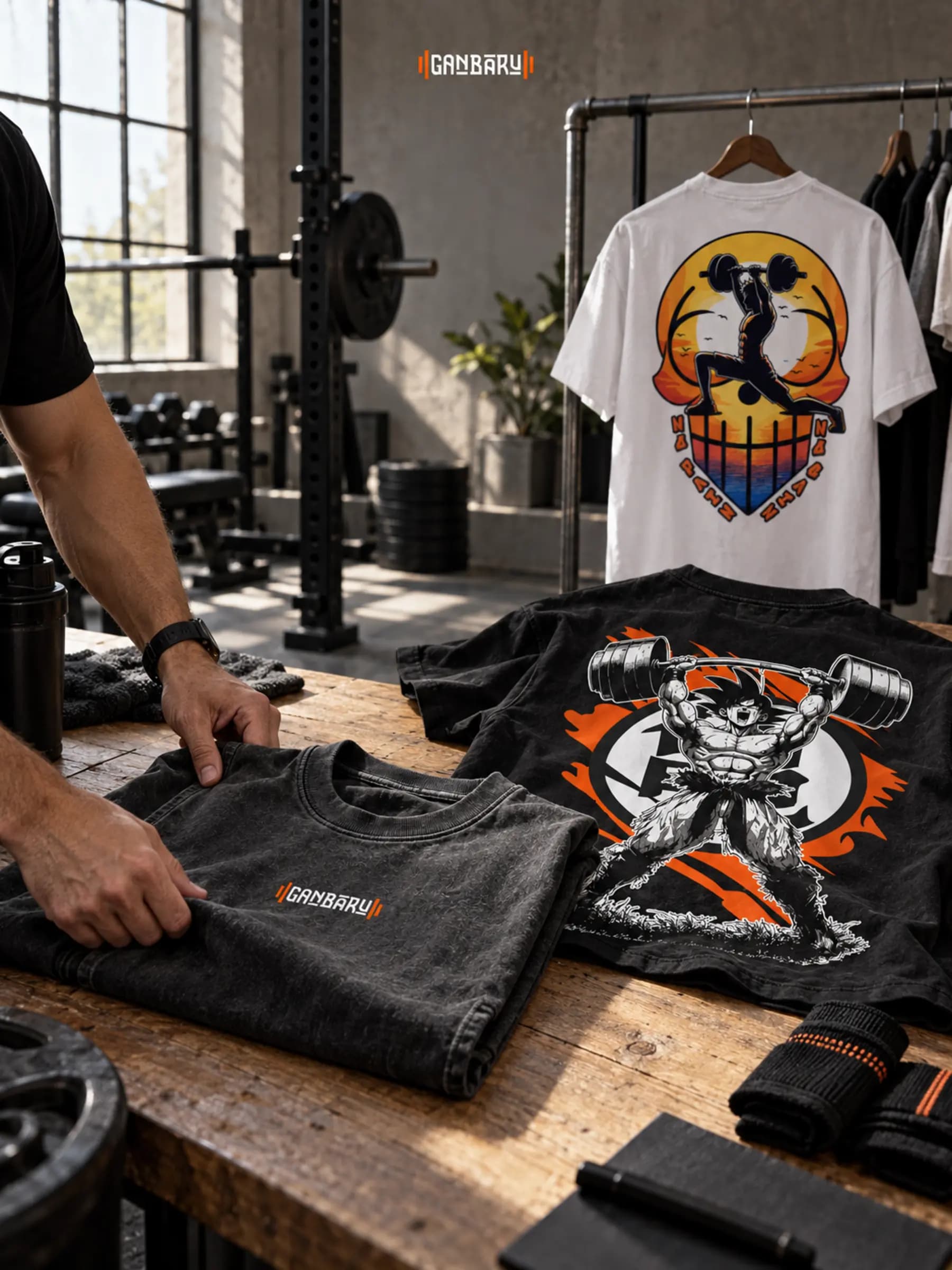 Poleras Ganbaru sobre una mesa de gimnasio.