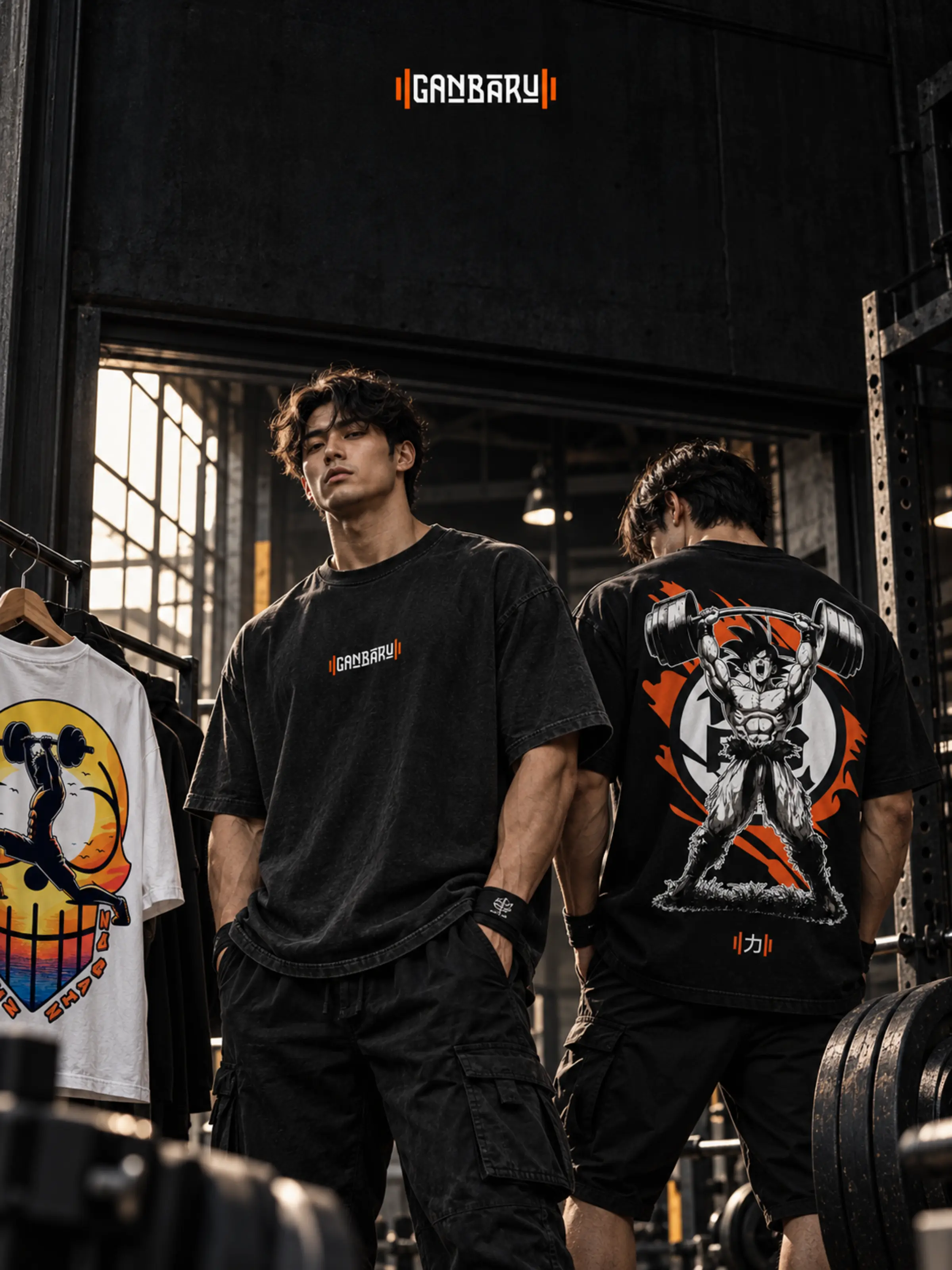 Poleras Ganbaru en el gimnasio, frente y espalda.