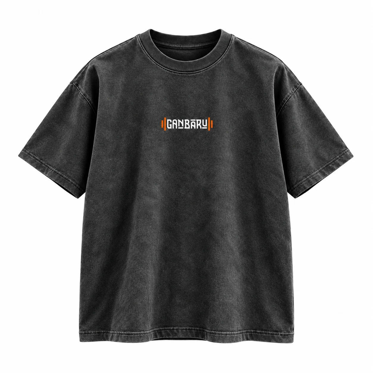 Polera Ganbaru gris lavado, frente, logo en el pecho.